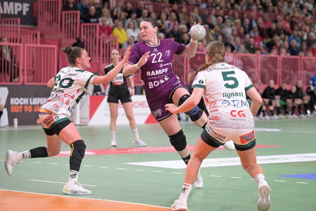 Gabriela Clausson Bitolo (TusSies Metzingen, 22) beim Wurf Tor gegen Louisa De Bellis (FrischAuf Goeppingen, 20) und Ann Kynast (FrischAuf Goeppingen, 05) TusSies Metzingen vs. FrischAuf Goeppingen , Handball, Alsco HBF, 21.Ligaspieltag, Saison 2025 2026, 28.03.2026 TusSies Metzingen vs. FrischAuf Goeppingen , Handball, Alsco HBF, 21.Ligaspieltag, Saison 2025 2026, 28.03.2026 Tuebingen Copyright: xEibner-Pressefoto TobiasxBaurx EP_TBR