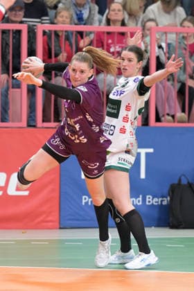 Selina Lindemann (TusSies Metzingen, 02) beim Wurf Tor gegen Lea Neubrander (FrischAuf Goeppingen, 81) TusSies Metzingen vs. FrischAuf Goeppingen , Handball, Alsco HBF, 21.Ligaspieltag, Saison 2025 2026, 28.03.2026 TusSies Metzingen vs. FrischAuf Goeppingen , Handball, Alsco HBF, 21.Ligaspieltag, Saison 2025 2026, 28.03.2026 Tuebingen Copyright: xEibner-Pressefoto TobiasxBaurx EP_TBR