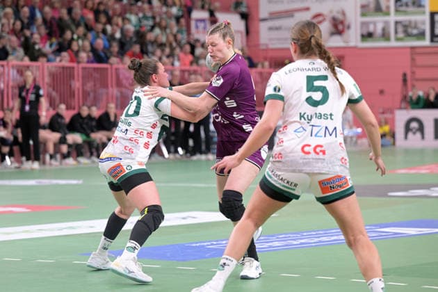 Naina Klein (TusSies Metzingen, 09) am mit Ball gegen Louisa De Bellis (FrischAuf Goeppingen, 20) TusSies Metzingen vs. FrischAuf Goeppingen , Handball, Alsco HBF, 21.Ligaspieltag, Saison 2025 2026, 28.03.2026 TusSies Metzingen vs. FrischAuf Goeppingen , Handball, Alsco HBF, 21.Ligaspieltag, Saison 2025 2026, 28.03.2026 Tuebingen Copyright: xEibner-Pressefoto TobiasxBaurx EP_TBR