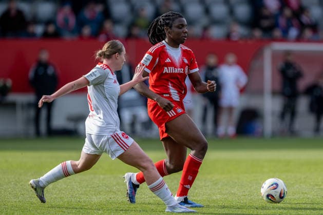 Edna Imade (FC Bayern Muenchen Frauen, 29) bedraengt von Zuzanna Grzywinska (1. FC Nuernberg, 16) GER, FC Bayern Muenchen Frauen vs. 1. FC Nuernberg, Fussball, Google Pixel Frauen-Bundesliga, 22. Spieltag, Saison 2025 2026, 28.03.2026. (DFL DFB REGULATIONS PROHIBIT ANY USE OF PHOTOGRAPHS as IMAGE SEQUENCES and or QUASI-VIDEO). GER, FC Bayern Muenchen Frauen vs. 1. FC Nuernberg, Fussball, Google Pixel Frauen-Bundesliga, 22. Spieltag, Saison 2025 2026, 28.03.2026. Muenchen Copyright: xEibner-Pressefoto HeikexFeinerx EP_HFR