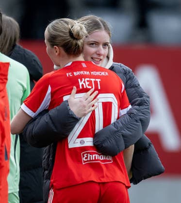 Alara Sehitler (FC Bayern Muenchen Frauen, 14) freut sich mit Franziska Kett (FC Bayern Muenchen Frauen, 20) ueber den Sieg GER, FC Bayern Muenchen Frauen vs. 1. FC Nuernberg, Fussball, Google Pixel Frauen-Bundesliga, 22. Spieltag, Saison 2025 2026, 28.03.2026. (DFL DFB REGULATIONS PROHIBIT ANY USE OF PHOTOGRAPHS as IMAGE SEQUENCES and or QUASI-VIDEO). GER, FC Bayern Muenchen Frauen vs. 1. FC Nuernberg, Fussball, Google Pixel Frauen-Bundesliga, 22. Spieltag, Saison 2025 2026, 28.03.2026. Muenchen Copyright: xEibner-Pressefoto HeikexFeinerx EP_HFR