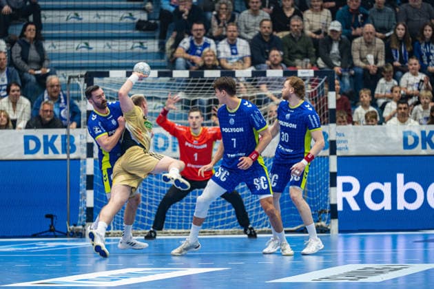 Daikin Handball Bundesliga, VfL Gummersbach - TSV Hannover Burgdorf, 28.03.2026 Teitur Einarsson (VfL Gummersbach, 14), Justus Fischer (TSV Hannover-Burgdorf 54), Dominik Kuzmanović (VfL Gummersbach, 1), Julian Köster (VfL Gummersbach, 7), Tom Kiesler (VfL Gummersbach, 30), ; Daikin Handball Bundesliga, VfL Gummersbach - TSV Hannover Burgdorf, 28.03.2026 Copyright: xBEAUTIFULxSPORTS Erlhofx