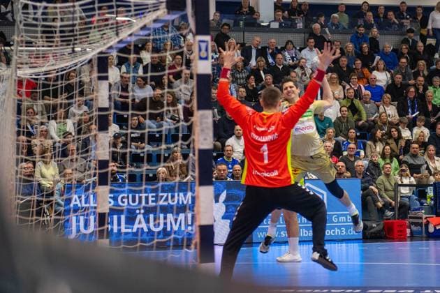 Dominik Kuzmanović, Torwart, (VfL Gummersbach 1), Marius Steinhauser, Aussen, (TSV Hannover-Burgdorf 19),VfL Gummersbach vs. TSV Hannover-Burgdorf, Daikin Handball Bundesliga, Herren , 26. Spieltag, 28.03.2026 Gummersbach NRW Deutschland