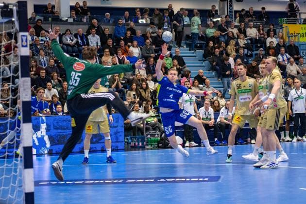 Joel Birlehm, Torwart, (TSV Hannover-Burgdorf 35),Ellidi Snaer Vidarsson, Kreislaeufer, (VfL Gummersbach 4), VfL Gummersbach vs. TSV Hannover-Burgdorf, Daikin Handball Bundesliga, Herren , 26. Spieltag, 28.03.2026 Gummersbach NRW Deutschland