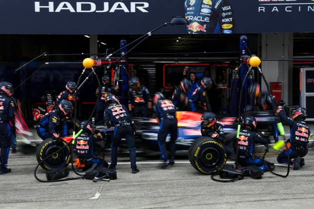 F1 - JAPANESE GRAND PRIX 2026 06 HADJAR Isack (fra), Red Bull Racing Ford RB22, action, pitlane, pitstop, mechanic, mecanicien, mechanics during the Formula 1 Japanese Grand Prix 2026, 3rd round of the 2026 Formula One World Championship, WM, Weltmeisterschaft from March 27 to 29, 2026 on the Suzuka Circuit, in Suzuka, Japan - SuzukaJapan Copyright: xDPPIx