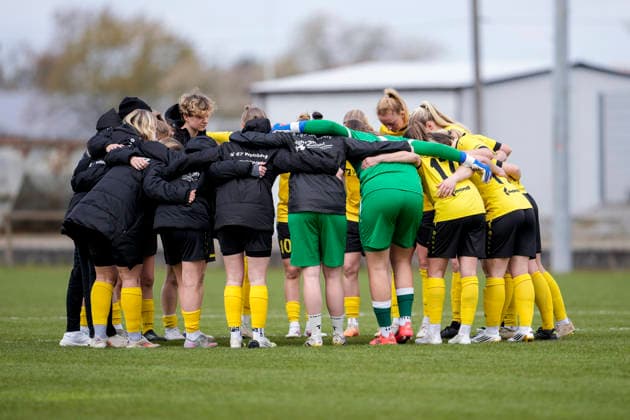 Spielerinnen vom SV 67 Weinberg, schwören sich mit einem Mannschaftskreis vor dem Anpfiff ein, Kreis, Teamkreis, Konzentration, Kameradschaft, Ansprache, Motivation, 29.03.2026, St. Leon-Rot (Deutschland), Fussball, Frauen, Regionalliga Süd, TSG 1899 Hoffenheim U20 - SV 67 Weinberg, 29.03.2026, St. Leon-Rot (Deutschland), Fussball, Frauen, Regionalliga Süd, TSG 1899 Hoffenheim U20 - SV 67 Weinberg, DFB DFL REGULATIONS PROHIBIT ANY USE OF PHOTOGRAPHS AS IMAGE SEQUENCES AND OR QUASI-VIDEO.