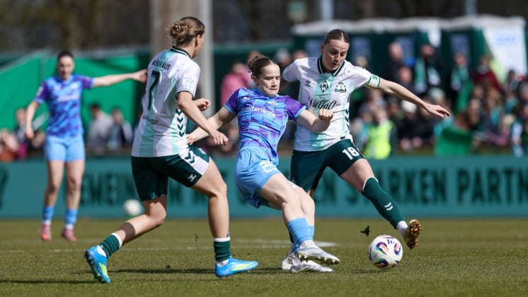 v.li.: Larissa Mühlhaus (SV Werder Bremen, 7), Paulina Platner (SGS Essen, 25) und Lina Hausicke (SV Werder Bremen, 18) im Zweikampf, Duell, Dynamik, Aktion, Action, Spielszene, DIE DFB-RICHTLINIEN UNTERSAGEN JEGLICHE NUTZUNG VON FOTOS ALS SEQUENZBILDER UND ODER VIDEOÄHNLICHE FOTOSTRECKEN. DFB REGULATIONS PROHIBIT ANY USE OF PHOTOGRAPHS AS IMAGE SEQUENCES AND OR QUASI-VIDEO., 29.03.2026, Bremen (Deutschland), Fussball, Google Pixel Frauen-Bundesliga, SV Werder Bremen - SGS Essen