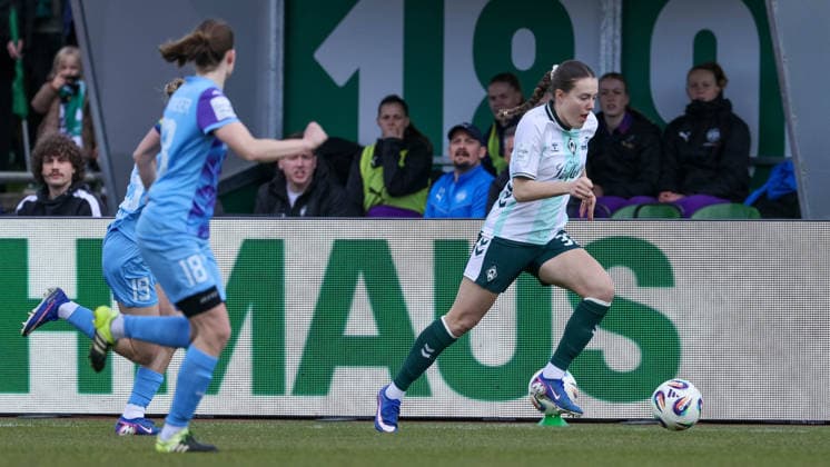Mara Alber (SV Werder Bremen, 37) am Ball, Einzelbild, Ganzkörper, Aktion, Action, Spielszene, DIE DFB-RICHTLINIEN UNTERSAGEN JEGLICHE NUTZUNG VON FOTOS ALS SEQUENZBILDER UND ODER VIDEOÄHNLICHE FOTOSTRECKEN. DFB REGULATIONS PROHIBIT ANY USE OF PHOTOGRAPHS AS IMAGE SEQUENCES AND OR QUASI-VIDEO., 29.03.2026, Bremen (Deutschland), Fussball, Google Pixel Frauen-Bundesliga, SV Werder Bremen - SGS Essen