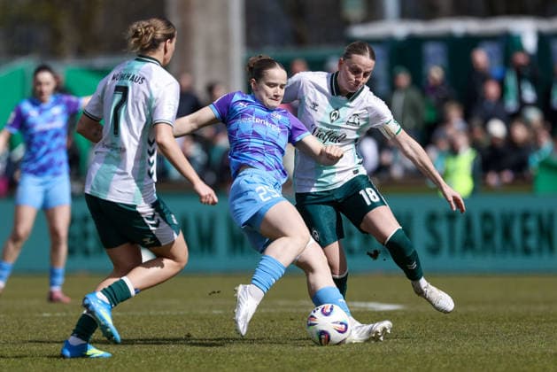 v.li.: Larissa Mühlhaus (SV Werder Bremen, 7), Paulina Platner (SGS Essen, 25) und Lina Hausicke (SV Werder Bremen, 18) im Zweikampf, Duell, Dynamik, Aktion, Action, Spielszene, DIE DFB-RICHTLINIEN UNTERSAGEN JEGLICHE NUTZUNG VON FOTOS ALS SEQUENZBILDER UND ODER VIDEOÄHNLICHE FOTOSTRECKEN. DFB REGULATIONS PROHIBIT ANY USE OF PHOTOGRAPHS AS IMAGE SEQUENCES AND OR QUASI-VIDEO., 29.03.2026, Bremen (Deutschland), Fussball, Google Pixel Frauen-Bundesliga, SV Werder Bremen - SGS Essen