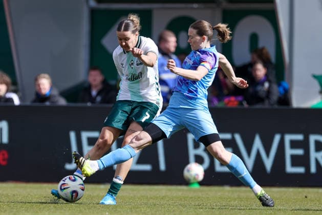 v.li.: Larissa Mühlhaus (SV Werder Bremen, 7) und Lena Ostermeier (SGS Essen, 18) im Zweikampf, Duell, Dynamik, Aktion, Action, Spielszene, DIE DFB-RICHTLINIEN UNTERSAGEN JEGLICHE NUTZUNG VON FOTOS ALS SEQUENZBILDER UND ODER VIDEOÄHNLICHE FOTOSTRECKEN. DFB REGULATIONS PROHIBIT ANY USE OF PHOTOGRAPHS AS IMAGE SEQUENCES AND OR QUASI-VIDEO., 29.03.2026, Bremen (Deutschland), Fussball, Google Pixel Frauen-Bundesliga, SV Werder Bremen - SGS Essen