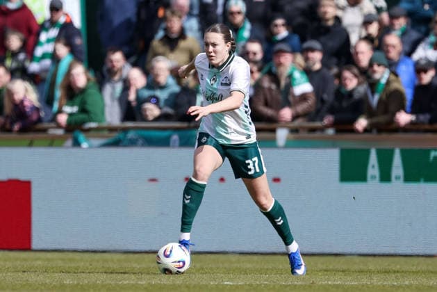 Mara Alber (SV Werder Bremen, 37) am Ball, Freisteller, Einzelbild, Ganzkörper, Aktion, Action, Spielszene, DIE DFB-RICHTLINIEN UNTERSAGEN JEGLICHE NUTZUNG VON FOTOS ALS SEQUENZBILDER UND ODER VIDEOÄHNLICHE FOTOSTRECKEN. DFB REGULATIONS PROHIBIT ANY USE OF PHOTOGRAPHS AS IMAGE SEQUENCES AND OR QUASI-VIDEO., 29.03.2026, Bremen (Deutschland), Fussball, Google Pixel Frauen-Bundesliga, SV Werder Bremen - SGS Essen