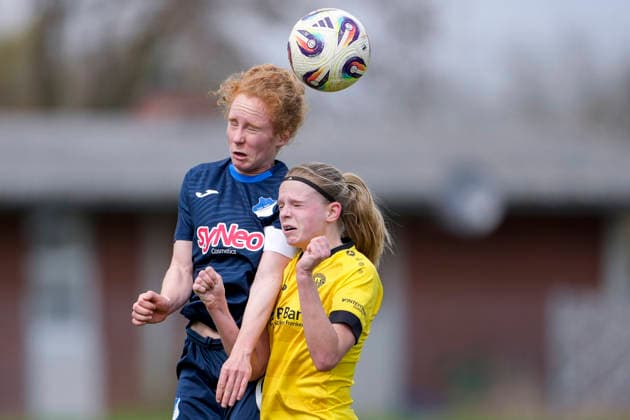 v.li.: Milena Röder (TSG II, 6), Dana Keßler (Kessler, Weinberg, 6), beim Kopfball, Kopfballduell, Spielszene, Zweikampf in der Luft, Aktion, Action, 29.03.2026, St. Leon-Rot (Deutschland), Fussball, Frauen, Regionalliga Süd, TSG 1899 Hoffenheim U20 - SV 67 Weinberg, 29.03.2026, St. Leon-Rot (Deutschland), Fussball, Frauen, Regionalliga Süd, TSG 1899 Hoffenheim U20 - SV 67 Weinberg, DFB DFL REGULATIONS PROHIBIT ANY USE OF PHOTOGRAPHS AS IMAGE SEQUENCES AND OR QUASI-VIDEO.