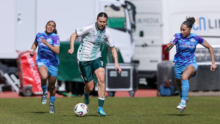 v.li.: Ella Touon (SGS Essen, 32), Larissa Mühlhaus (SV Werder Bremen, 7) und Vanessa Fürst (SGS Essen, 8) im Laufduell, Zweikampf, Duell, Dynamik, Aktion, Action, Spielszene, DIE DFB-RICHTLINIEN UNTERSAGEN JEGLICHE NUTZUNG VON FOTOS ALS SEQUENZBILDER UND ODER VIDEOÄHNLICHE FOTOSTRECKEN. DFB REGULATIONS PROHIBIT ANY USE OF PHOTOGRAPHS AS IMAGE SEQUENCES AND OR QUASI-VIDEO., 29.03.2026, Bremen (Deutschland), Fussball, Google Pixel Frauen-Bundesliga, SV Werder Bremen - SGS Essen