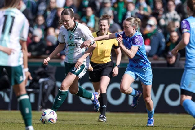 v.li.: Mara Alber (SV Werder Bremen, 37) und Beke Sterner (SGS Essen, 19) im Zweikampf, Duell, Dynamik, Aktion, Action, Spielszene, DIE DFB-RICHTLINIEN UNTERSAGEN JEGLICHE NUTZUNG VON FOTOS ALS SEQUENZBILDER UND ODER VIDEOÄHNLICHE FOTOSTRECKEN. DFB REGULATIONS PROHIBIT ANY USE OF PHOTOGRAPHS AS IMAGE SEQUENCES AND OR QUASI-VIDEO., 29.03.2026, Bremen (Deutschland), Fussball, Google Pixel Frauen-Bundesliga, SV Werder Bremen - SGS Essen