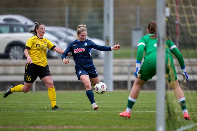 v.li.: Meike Bohn (Weinberg, 16), Nadine Bitzer (TSG II, 15), Franziska Glaser (Torwart, Torhüterin, Weinberg, 1), Zweikampf, Spielszene, Duell, duel, tackle, tackling, Dynamik, Action, Aktion, 29.03.2026, St. Leon-Rot (Deutschland), Fussball, Frauen, Regionalliga Süd, TSG 1899 Hoffenheim U20 - SV 67 Weinberg, 29.03.2026, St. Leon-Rot (Deutschland), Fussball, Frauen, Regionalliga Süd, TSG 1899 Hoffenheim U20 - SV 67 Weinberg, DFB DFL REGULATIONS PROHIBIT ANY USE OF PHOTOGRAPHS AS IMAGE SEQUENCES AND OR QUASI-VIDEO.