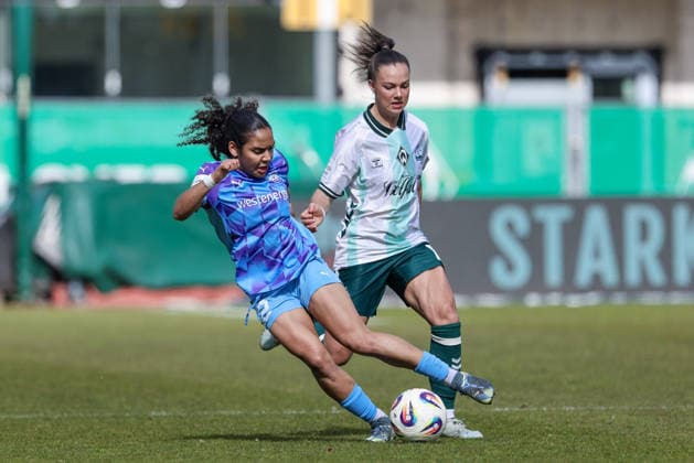 v.li.: Ella Touon (SGS Essen, 32) und Maja Sternad (SV Werder Bremen, 11) im Zweikampf, Duell, Dynamik, Aktion, Action, Spielszene, DIE DFB-RICHTLINIEN UNTERSAGEN JEGLICHE NUTZUNG VON FOTOS ALS SEQUENZBILDER UND ODER VIDEOÄHNLICHE FOTOSTRECKEN. DFB REGULATIONS PROHIBIT ANY USE OF PHOTOGRAPHS AS IMAGE SEQUENCES AND OR QUASI-VIDEO., 29.03.2026, Bremen (Deutschland), Fussball, Google Pixel Frauen-Bundesliga, SV Werder Bremen - SGS Essen