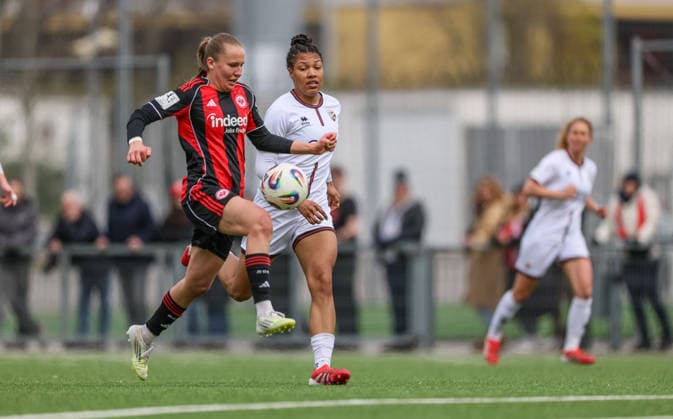 GER, Frankfurt, Eintracht Frankfurt II vs FC Ingolstadt, 2. Frauen Bundesliga, Fussball, DFB, Spielzeit 2025 2026, Stadion am Brentanobad, 21. Spieltag im Bild v.l.: Carlotta Schwoerer (Eintracht Frankfurt II 18), Melissa Kuya Strobel (FC Ingolstadt Frauen 14) DFB DFL REGULATIONS PROHIBIT ANY USE OF PHOTOGRAPHS AS IMAGE SEQUENCES AND OR QUASI-VIDEO, 29.03.2026 Copyright: HMBxMedia HendrikxHamelau