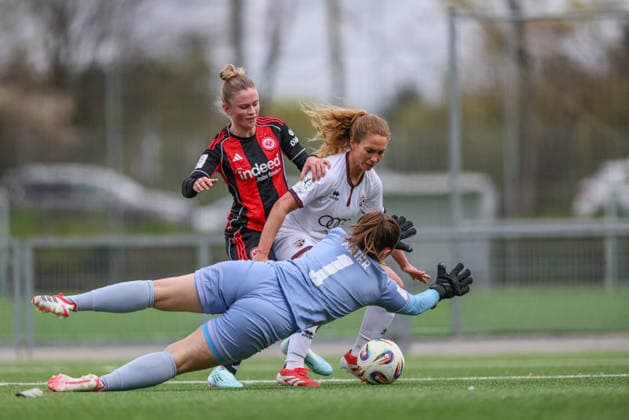 GER, Frankfurt, Eintracht Frankfurt II vs FC Ingolstadt, 2. Frauen Bundesliga, Fussball, DFB, Spielzeit 2025 2026, Stadion am Brentanobad, 21. Spieltag im Bild v.l.: Marie Kleemann (Eintracht Frankfurt 17) erzielt das 1:0, Tor, Franziska Maier (FC Ingolstadt Frauen 1) DFB DFL REGULATIONS PROHIBIT ANY USE OF PHOTOGRAPHS AS IMAGE SEQUENCES AND OR QUASI-VIDEO, 29.03.2026 Copyright: HMBxMedia HendrikxHamelau