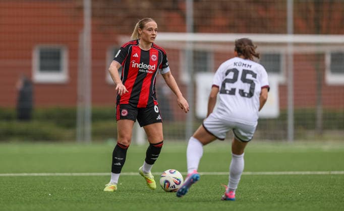 GER, Frankfurt, Eintracht Frankfurt II vs FC Ingolstadt, 2. Frauen Bundesliga, Fussball, DFB, Spielzeit 2025 2026, Stadion am Brentanobad, 21. Spieltag im Bild v.l.: Kerstin Bogenschütz (Eintracht Frankfurt II 6), Annika Kömm (FC Ingolstadt Frauen 25) DFB DFL REGULATIONS PROHIBIT ANY USE OF PHOTOGRAPHS AS IMAGE SEQUENCES AND OR QUASI-VIDEO, 29.03.2026 Copyright: HMBxMedia HendrikxHamelau