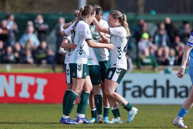 Spielerinnen des SV Werder Bremen mit Torjubel, Jubel, jubeln, jubelt, optimistisch, Spielszene, Highlight, Freude über das Tor zum 2:0, DIE DFB-RICHTLINIEN UNTERSAGEN JEGLICHE NUTZUNG VON FOTOS ALS SEQUENZBILDER UND ODER VIDEOÄHNLICHE FOTOSTRECKEN. DFB REGULATIONS PROHIBIT ANY USE OF PHOTOGRAPHS AS IMAGE SEQUENCES AND OR QUASI-VIDEO., 29.03.2026, Bremen (Deutschland), Fussball, Google Pixel Frauen-Bundesliga, SV Werder Bremen - SGS Essen
