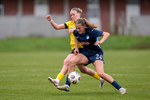 v.li.: Lea Würth (Weinberg, 10), Svenja Vöhringer (TSG II, 24), Zweikampf, Spielszene, Duell, duel, tackle, tackling, Dynamik, Action, Aktion, 29.03.2026, St. Leon-Rot (Deutschland), Fussball, Frauen, Regionalliga Süd, TSG 1899 Hoffenheim U20 - SV 67 Weinberg, 29.03.2026, St. Leon-Rot (Deutschland), Fussball, Frauen, Regionalliga Süd, TSG 1899 Hoffenheim U20 - SV 67 Weinberg, DFB DFL REGULATIONS PROHIBIT ANY USE OF PHOTOGRAPHS AS IMAGE SEQUENCES AND OR QUASI-VIDEO.