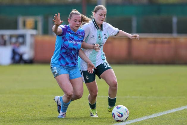 v.li.: Ramona Maier (SGS Essen, 9) und Sarah Gutmann (SV Werder Bremen, 32) im Zweikampf, Duell, Dynamik, Aktion, Action, Spielszene, DIE DFB-RICHTLINIEN UNTERSAGEN JEGLICHE NUTZUNG VON FOTOS ALS SEQUENZBILDER UND ODER VIDEOÄHNLICHE FOTOSTRECKEN. DFB REGULATIONS PROHIBIT ANY USE OF PHOTOGRAPHS AS IMAGE SEQUENCES AND OR QUASI-VIDEO., 29.03.2026, Bremen (Deutschland), Fussball, Google Pixel Frauen-Bundesliga, SV Werder Bremen - SGS Essen