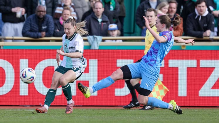 v.li.: Michelle Weiß (SV Werder Bremen, 15) und Lena Ostermeier (SGS Essen, 18) im Zweikampf, Duell, Dynamik, Aktion, Action, Spielszene, DIE DFB-RICHTLINIEN UNTERSAGEN JEGLICHE NUTZUNG VON FOTOS ALS SEQUENZBILDER UND ODER VIDEOÄHNLICHE FOTOSTRECKEN. DFB REGULATIONS PROHIBIT ANY USE OF PHOTOGRAPHS AS IMAGE SEQUENCES AND OR QUASI-VIDEO., 29.03.2026, Bremen (Deutschland), Fussball, Google Pixel Frauen-Bundesliga, SV Werder Bremen - SGS Essen