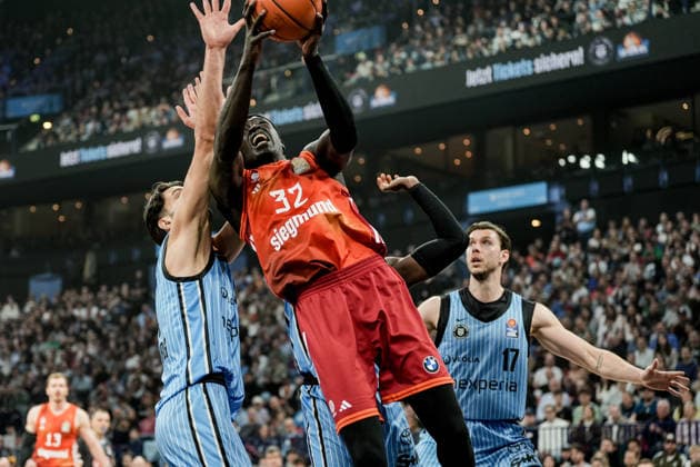 Deutschland: easyCredit BBL, Hauptrunde 2025 26, 22. Spieltag Veolia Towers Hamburg vs FC Bayern München Basketball Barclays Arena (Hamburg): Wenyen Gabriel (FC Bayern München Basketball, 32), Jan Niklas Wimberg (Veolia Towers Hamburg, 17), Osaro Jürgen Rich (Veolia Towers Hamburg, 3), Benedikt Turudic (Veolia Towers Hamburg, 44), Kenneth Ogbe (Veolia Towers Hamburg, 25), Andreas Obst (FC Bayern München Basketball, 13) Copyright: xStefanxTrochax