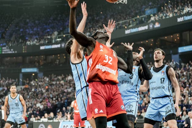 Deutschland: easyCredit BBL, Hauptrunde 2025 26, 22. Spieltag Veolia Towers Hamburg vs FC Bayern München Basketball Barclays Arena (Hamburg): Wenyen Gabriel (FC Bayern München Basketball, 32), Jan Niklas Wimberg (Veolia Towers Hamburg, 17), Osaro Jürgen Rich (Veolia Towers Hamburg, 3), Benedikt Turudic (Veolia Towers Hamburg, 44), Kenneth Ogbe (Veolia Towers Hamburg, 25) Copyright: xStefanxTrochax