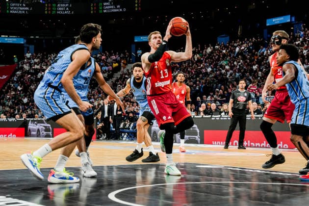 Deutschland: easyCredit BBL, Hauptrunde 2025 26, 22. Spieltag Veolia Towers Hamburg vs FC Bayern München Basketball Barclays Arena (Hamburg): Andreas Obst (FC Bayern München Basketball, 13), Benedikt Turudic (Veolia Towers Hamburg, 44), Ross Williams (Veolia Towers Hamburg, 34), Devon Daniels (Veolia Towers Hamburg, 21), Xavier Rathan-Mayes (FC Bayern München Basketball, 4), Niels Giffey (FC Bayern München Basketball, 5) Copyright: xStefanxTrochax