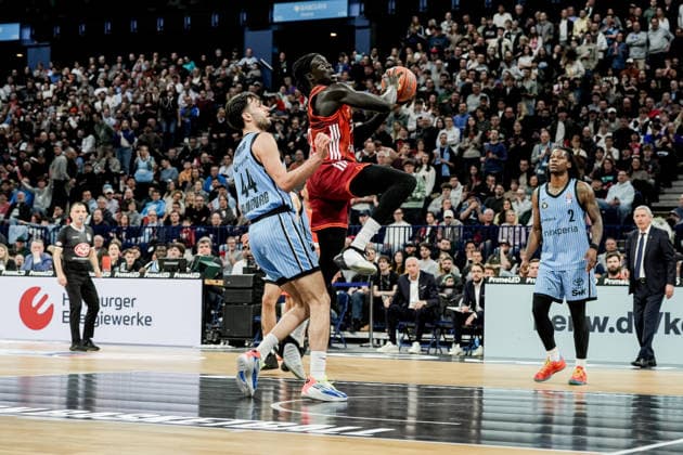 Deutschland: easyCredit BBL, Hauptrunde 2025 26, 22. Spieltag Veolia Towers Hamburg vs FC Bayern München Basketball Barclays Arena (Hamburg): Lay Up Korbleger, Wenyen Gabriel (FC Bayern München Basketball, 32), Benedikt Turudic (Veolia Towers Hamburg, 44), Leonard Thorpe Jr. (Veolia Towers Hamburg, 2), Svetislav Pesic (FC Bayern München Basketball, Headcoach) Copyright: xStefanxTrochax