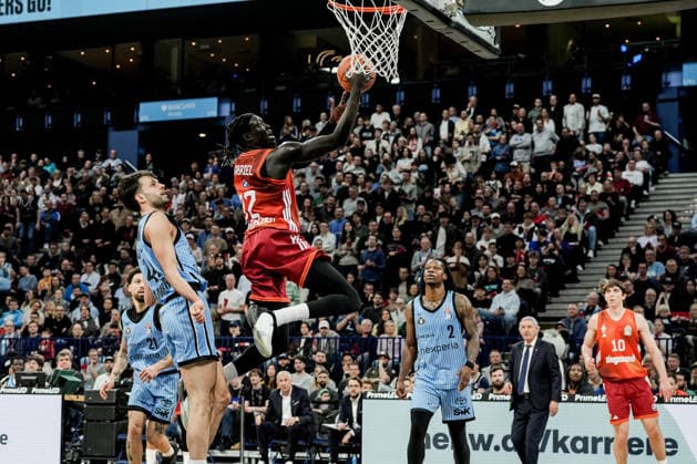 Deutschland: easyCredit BBL, Hauptrunde 2025 26, 22. Spieltag Veolia Towers Hamburg vs FC Bayern München Basketball Barclays Arena (Hamburg): Justus Hollatz (FC Bayern München Basketball, 21), Benedikt Turudic (Veolia Towers Hamburg, 44), Devon Daniels (Veolia Towers Hamburg, 21), Justinian Jessup (FC Bayern München Basketball, 10), Lay Up Korbleger, Svetislav Pesic (FC Bayern München Basketball, Headcoach) Copyright: xStefanxTrochax