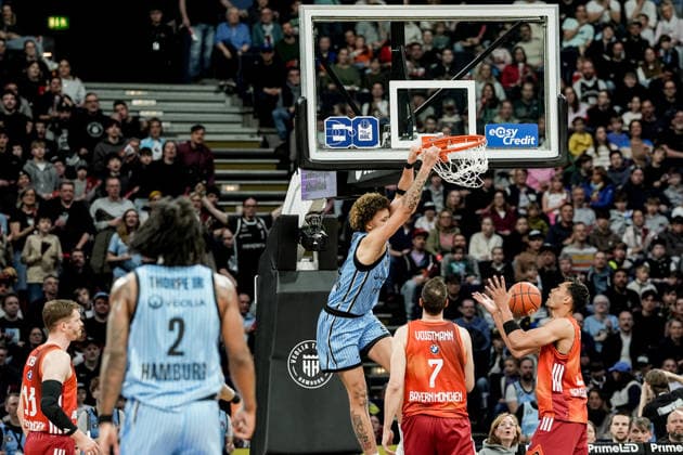 Deutschland: easyCredit BBL, Hauptrunde 2025 26, 22. Spieltag Veolia Towers Hamburg vs FC Bayern München Basketball Barclays Arena (Hamburg): Zacharie Perrin (Veolia Towers Hamburg, 52), Johannes Voigtmann (FC Bayern München Basketball, 7), Oscar da Silva (FC Bayern München Basketball, 1), Leonard Thorpe Jr. (Veolia Towers Hamburg, 2), Andreas Obst (FC Bayern München Basketball, 13) Copyright: xStefanxTrochax