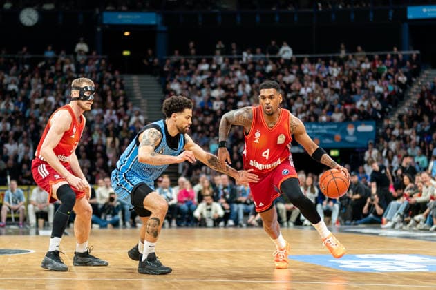Xavier Rathan-Mayes (FC Bayern Muenchen Basketball, 04) im Dribbling gegen Devon Daniels (Veolia Towers Hamburg, 21), GER, Veolia Towers Hamburg vs FC Bayern Muenchen Basketball, Basketball, Bundesliga, Spieltag 22, Saison 2025 2026, 29.03.2026 GER, Veolia Towers Hamburg vs FC Bayern Muenchen Basketball, Basketball, Bundesliga, Spieltag 22, Saison 2025 2026, 29.03.2026 Hamburg Copyright: xEibner-Pressefoto MaxxVincenx EP_MVN