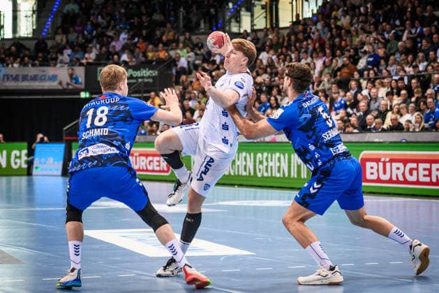 Lukas Hutecek (TBV Lemgo Lippe, 02) zwischen Linus Schmid (TVB Stuttgart, 18) und Antonio Serradilla (TVB Stuttgart, 05) GER, TVB Stuttgart - TBV Lemgo Lippe, DAIKIN HBL, Handball, Bundesliga, 26. Spieltag, Spielzeit 2025 2026, 29.03.2026 GER, TVB Stuttgart - TBV Lemgo Lippe, DAIKIN HBL, Handball, Bundesliga, 26. Spieltag, Spielzeit 2025 2026, 29.03.2026 Stuttgart Copyright: xSandyxDinkelackerx EP_SDR