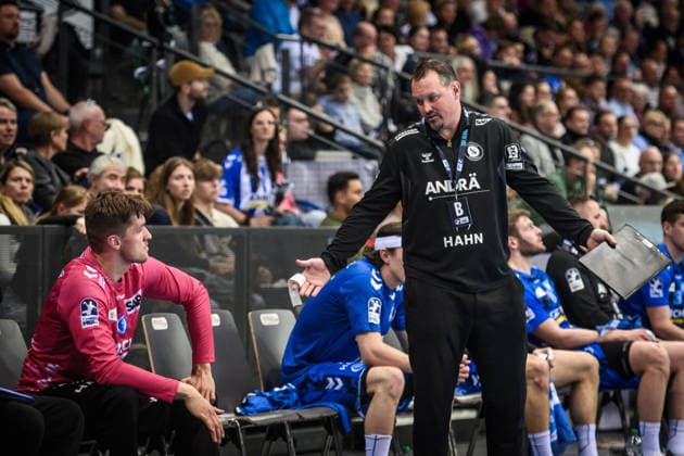 Misha Kaufmann (TVB Stuttgart, Trainer) spricht und gestikuliert zu Mateusz Kornecki (TVB Stuttgart, 01), sichtlich unzufrieden mit der aktuellen Situation GER, TVB Stuttgart - TBV Lemgo Lippe, DAIKIN HBL, Handball, Bundesliga, 26. Spieltag, Spielzeit 2025 2026, 29.03.2026 GER, TVB Stuttgart - TBV Lemgo Lippe, DAIKIN HBL, Handball, Bundesliga, 26. Spieltag, Spielzeit 2025 2026, 29.03.2026 Stuttgart Copyright: xSandyxDinkelackerx EP_SDR