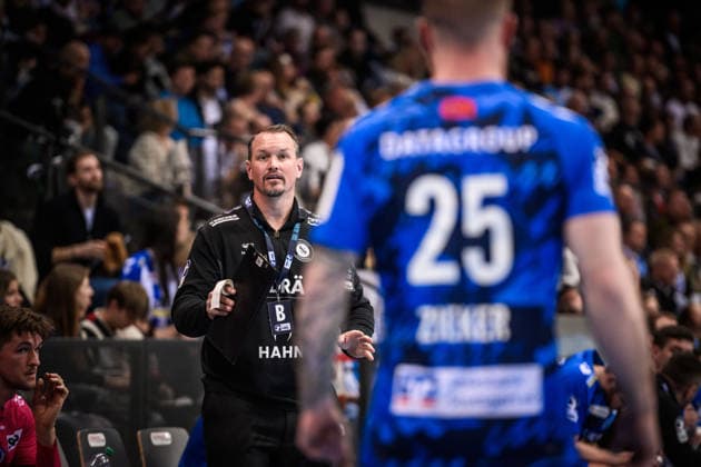 Misha Kaufmann (TVB Stuttgart, Trainer) schaut zu Patrick Zieker (TVB Stuttgart, 25) GER, TVB Stuttgart - TBV Lemgo Lippe, DAIKIN HBL, Handball, Bundesliga, 26. Spieltag, Spielzeit 2025 2026, 29.03.2026 GER, TVB Stuttgart - TBV Lemgo Lippe, DAIKIN HBL, Handball, Bundesliga, 26. Spieltag, Spielzeit 2025 2026, 29.03.2026 Stuttgart Copyright: xSandyxDinkelackerx EP_SDR