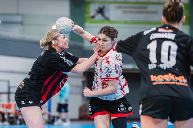 Annika Ingenpaß (TSV Bayer 04 Leverkusen, 02) im Zweikampf mit Lisa Fuchs (TG Nuettingen, 24) TSV Bayer 04 Leverkusen vs. TG Nuertingen, Handball, 2.Handball-Bundesliga, 22.Spieltag, Saison 2025 26, 29.03.2026, TSV Bayer 04 Leverkusen vs. TG Nuertingen, Handball, 2.HBL, 22.Spieltag, Saison 2025 26, 29.03.2026 Leverkusen Copyright: xEibner-Pressefoto LukasxBaldygax EP_LBA