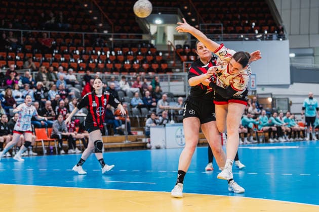 Denise Mol (TSV Bayer 04 Leverkusen, 19) im Zweikampf mit Lisa Fuchs (TG Nuettingen, 24) TSV Bayer 04 Leverkusen vs. TG Nuertingen, Handball, 2.Handball-Bundesliga, 22.Spieltag, Saison 2025 26, 29.03.2026, TSV Bayer 04 Leverkusen vs. TG Nuertingen, Handball, 2.HBL, 22.Spieltag, Saison 2025 26, 29.03.2026 Leverkusen Copyright: xEibner-Pressefoto LukasxBaldygax EP_LBA