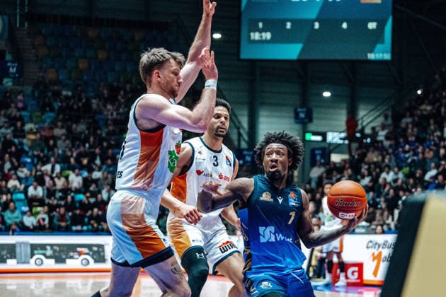 Andy van Vliet (Rostock Seawolves 81), Swope (Skyliners Frankfurt, 01) GER, Skyliners Frankfurt vs. Rostock Seawolves, easycredit BBL, Bundesliga, 26 Spieltag, Saison 2025 2026. 29.03.2026 Eibner-Pressefoto Attila Ziga GER, Skyliners Frankfurt vs. Rostock Seawolves, easycredit BBL, Bundesliga, 26 Spieltag, Saison 2025 2026. 29.03.2026 Frankfurt am Main Copyright: xEibner-Pressefotox EP_AZA