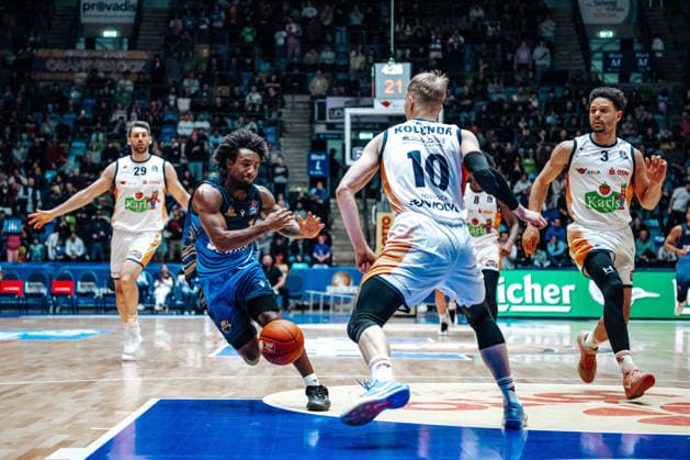 Isaiah Swope (Skyliners Frankfurt, 01), Lukasz Kolenda (Rostock Seawolves 10) GER, Skyliners Frankfurt vs. Rostock Seawolves, easycredit BBL, Bundesliga, 26 Spieltag, Saison 2025 2026. 29.03.2026 Eibner-Pressefoto Attila Ziga GER, Skyliners Frankfurt vs. Rostock Seawolves, easycredit BBL, Bundesliga, 26 Spieltag, Saison 2025 2026. 29.03.2026 Frankfurt am Main Copyright: xEibner-Pressefotox EP_AZA