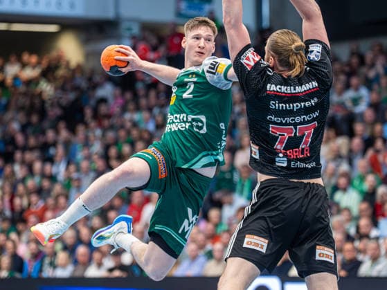 Oskar Neudeck (Frisch Auf Goeppingen, 02) steht beim Wurf hoch in der Luft, Frisch Auf Goeppingen vs. HC Erlangen, Handball, 1. Bundesliga, Herren, Spielzeit 2025 2026, 29.03.2026, Frisch Auf Goeppingen vs. HC Erlangen, Handball, 1. Bundesliga, Herren, Spielzeit 2025 2026, 29.03.2026 Goeppingen Copyright: xEibner-Pressefoto MichaelxSchmidx EP_MST