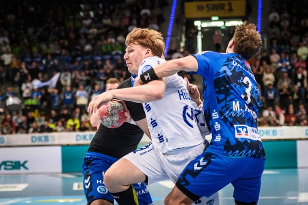 Lukas Hutecek (TBV Lemgo Lippe, 02) zwischen Samuel Roethlisberger (TVB Stuttgart, 17) - verdeckt - und Max Haefner (TVB Stuttgart, 03) GER, TVB Stuttgart - TBV Lemgo Lippe, DAIKIN HBL, Handball, Bundesliga, 26. Spieltag, Spielzeit 2025 2026, 29.03.2026 GER, TVB Stuttgart - TBV Lemgo Lippe, DAIKIN HBL, Handball, Bundesliga, 26. Spieltag, Spielzeit 2025 2026, 29.03.2026 Stuttgart Copyright: xSandyxDinkelackerx EP_SDR