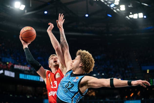 Andreas Obst (FC Bayern Muenchen Basketball, 13) beim Korbleger, Zacharie Perrin (Veolia Towers Hamburg, 52), GER, Veolia Towers Hamburg vs FC Bayern Muenchen Basketball, Basketball, Bundesliga, Spieltag 22, Saison 2025 2026, 29.03.2026 GER, Veolia Towers Hamburg vs FC Bayern Muenchen Basketball, Basketball, Bundesliga, Spieltag 22, Saison 2025 2026, 29.03.2026 Hamburg Copyright: xEibner-Pressefoto MaxxVincenx EP_MVN
