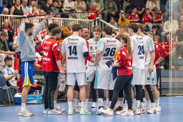 Iker Romero (SG BBM Bietigheim, Trainer) versucht sein Team zu motivieren. TuSEM Essen vs. SG BBM Bietigheim, Handball, 2. HBL, 25. Spieltag, Saison 2025 2026, 29.03.2026 TuSEM Essen vs. SG BBM Bietigheim, Handball, 2. HBL, 25. Spieltag, Saison 2025 2026, 29.03.2026 Essen Copyright: xEibner-Pressefoto ThomasxHaeslerx EP_THR