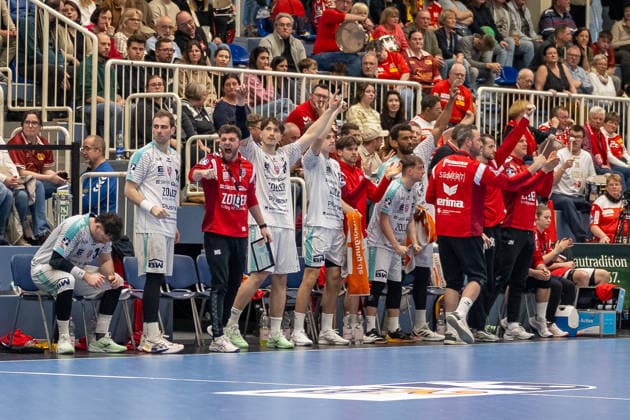 Die Bietigheimer Bank bejubelt eine gelungene Abwehr. TuSEM Essen vs. SG BBM Bietigheim, Handball, 2. HBL, 25. Spieltag, Saison 2025 2026, 29.03.2026 TuSEM Essen vs. SG BBM Bietigheim, Handball, 2. HBL, 25. Spieltag, Saison 2025 2026, 29.03.2026 Essen Copyright: xEibner-Pressefoto ThomasxHaeslerx EP_THR