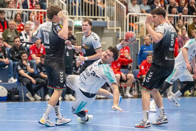 Jonathan Fischer (SG BBM Bietigheim, 36) kommt gegen Finn Wolfram (TuSEM Essen, 10) und Valentin Willner (TuSEM Essen, 05) zum Wurf. TuSEM Essen vs. SG BBM Bietigheim, Handball, 2. HBL, 25. Spieltag, Saison 2025 2026, 29.03.2026 TuSEM Essen vs. SG BBM Bietigheim, Handball, 2. HBL, 25. Spieltag, Saison 2025 2026, 29.03.2026 Essen Copyright: xEibner-Pressefoto ThomasxHaeslerx EP_THR