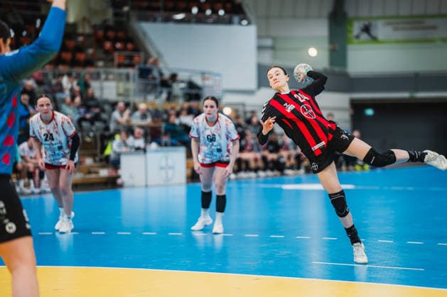 Britt van der Baan (TSV Bayer 04 Leverkusen, 24) beim Siebenmeter Wurf TSV Bayer 04 Leverkusen vs. TG Nuertingen, Handball, 2.Handball-Bundesliga, 22.Spieltag, Saison 2025 26, 29.03.2026, TSV Bayer 04 Leverkusen vs. TG Nuertingen, Handball, 2.HBL, 22.Spieltag, Saison 2025 26, 29.03.2026 Leverkusen Copyright: xEibner-Pressefoto LukasxBaldygax EP_LBA