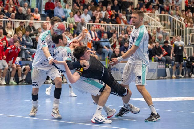 Zweikampf zwischen Dominik Claus (SG BBM Bietigheim, 07) und Valentin Willner (TuSEM Essen, 05). TuSEM Essen vs. SG BBM Bietigheim, Handball, 2. HBL, 25. Spieltag, Saison 2025 2026, 29.03.2026 TuSEM Essen vs. SG BBM Bietigheim, Handball, 2. HBL, 25. Spieltag, Saison 2025 2026, 29.03.2026 Essen Copyright: xEibner-Pressefoto ThomasxHaeslerx EP_THR