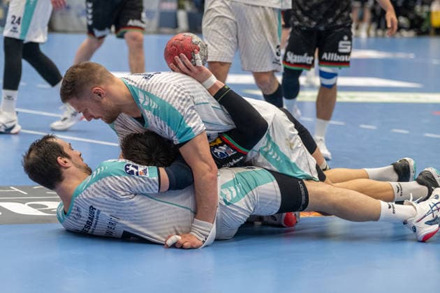 Zweikampf zwischen Dominik Claus (SG BBM Bietigheim, 07), Max Neuhaus (TuSEM Essen, 37) und Fabian Wiederstein (SG BBM Bietigheim, 18). TuSEM Essen vs. SG BBM Bietigheim, Handball, 2. HBL, 25. Spieltag, Saison 2025 2026, 29.03.2026 TuSEM Essen vs. SG BBM Bietigheim, Handball, 2. HBL, 25. Spieltag, Saison 2025 2026, 29.03.2026 Essen Copyright: xEibner-Pressefoto ThomasxHaeslerx EP_THR